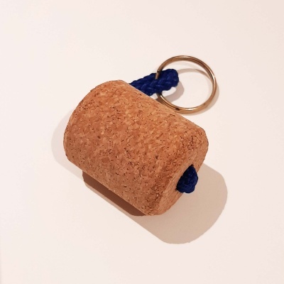 Chaveiro de cortiça com argola metálica e cordão azul