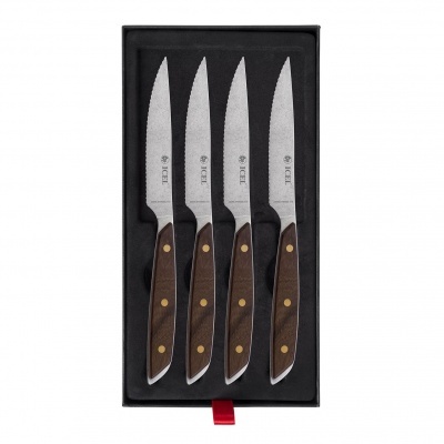 Conjunto de quatro facas de cozinha com lâminas de aço inox e cabos castanhos embaladas numa caixa preta