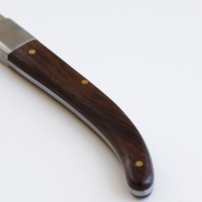 Faca com cabo em madeira e lâmina de metal