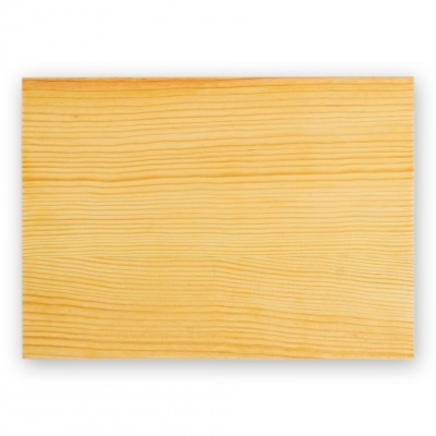 Tábua de madeira clara retangular com veios visíveis sobre fundo branco