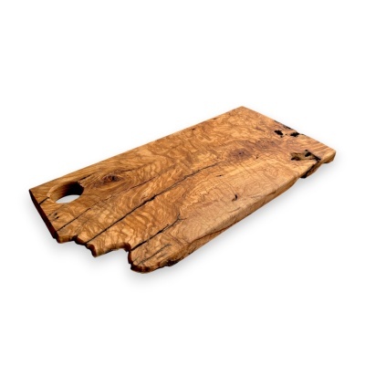 Tabua de madeira natural com bordas irregulares e furo circular