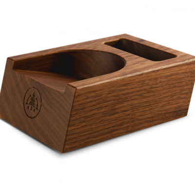 Suporte organizador de mesa em madeira castanha, com dois compartimentos e logótipo circular gravado.