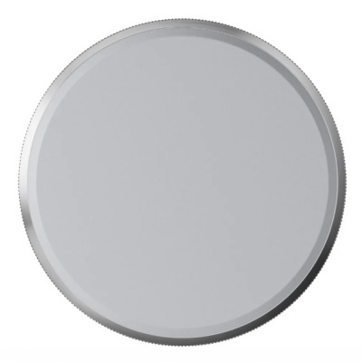 Prato redondo branco em cerâmica com borda ligeiramente elevada.
