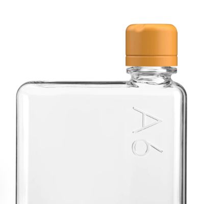 Frasco transparente quadrado com tampa laranja e gravação A6 em relevo