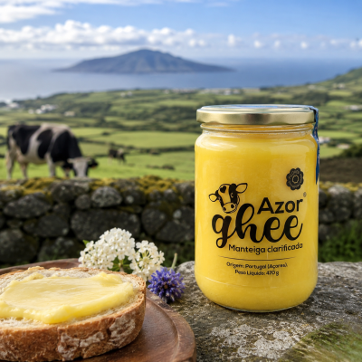 Frasco de manteiga clarificada Azor ghee com pão e paisagem rural ao fundo