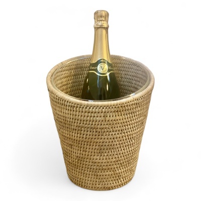 Garrafa de champanhe com rolha dourada em balde de gelo de palha trançada castanha
