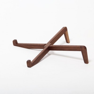 Suporte em madeira castanho escuro para guitarra, em forma de X