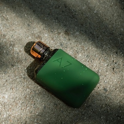 Frasco de perfume verde fosco A7 com tampa dourada