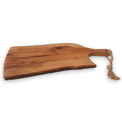 Tabua de cortar em madeira natural com cabo e cordao.