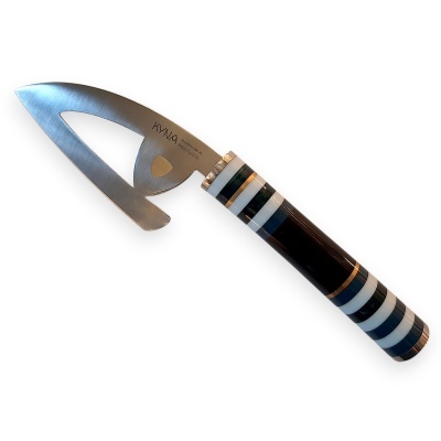 Faca com lâmina de aço inoxidável e cabo riscado colorido.