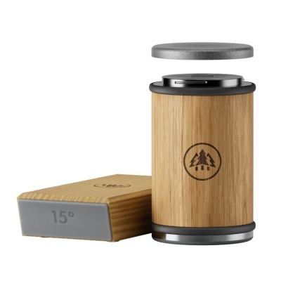 Máquina de barbear em madeira com logótipo de árvores e suporte cinzento com '15°'