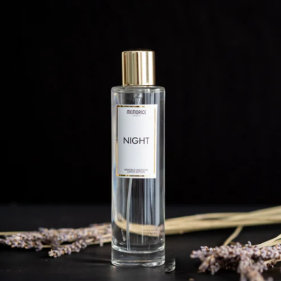 Frasco transparente de perfume MEMORICE NIGHT com tampa dourada