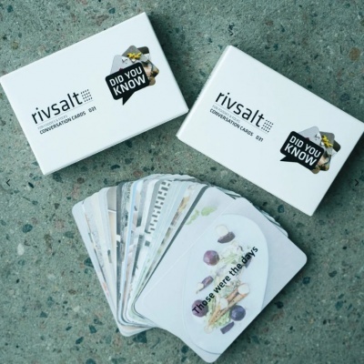 Conjuntos de cartões de conversação rivsalt em caixas brancas com cartas abertas mostrando designs variados