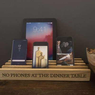 Suporte de madeira com texto 