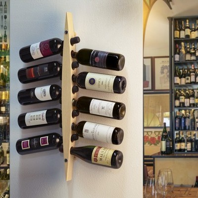Expositor de garrafas de vinho de madeira com dez garrafas, ao lado de estante com mais vinhos.