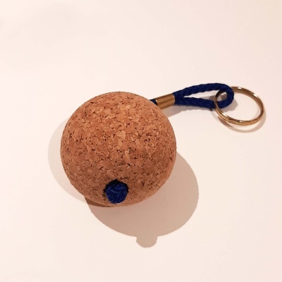 Chaveiro com bola de cortiça e corda azul com argola metálica