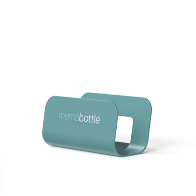 Soporte para botella azul verdoso con texto memobottle