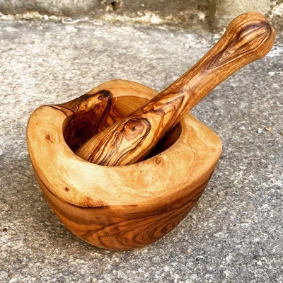 Morto de mão em madeira natural sobre chão de pedra