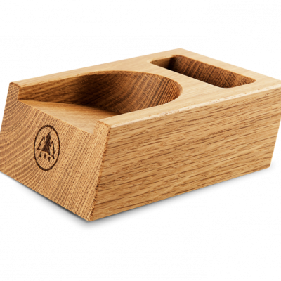 Base de suporte em madeira clara com encaixes redondo e retangular e logótipo gravado