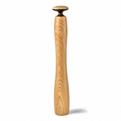 Martelo com cabo de madeira clara e cabeça metálica bronze