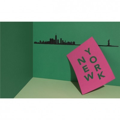 Cartaz rosa com texto NEW YORK sobre superfície verde e parede com silhueta de Nova Iorque.