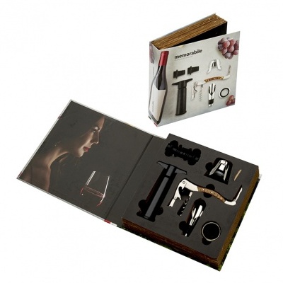 Conjunto de acessórios para vinho numa caixa em forma de livro com vários utensílios metalizados dentro