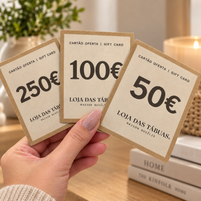 Cartões oferta GIFT CARD da loja LOJA DAS TÁBUAS em mão feminina