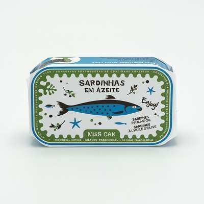 Lata de sardinhas em azeite com ilustração azul e textos em várias línguas.