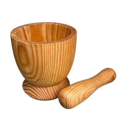 Pilão e almofariz em madeira clara com padrão de veios