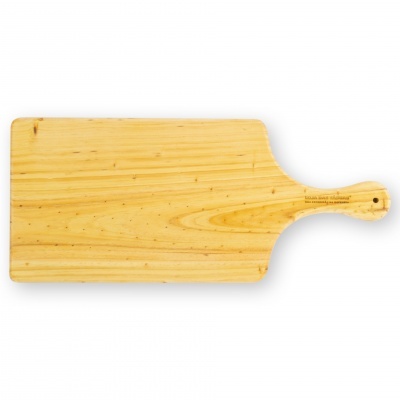 Tábua de cozinha em madeira clara com cabo arredondado e furo para pendurar