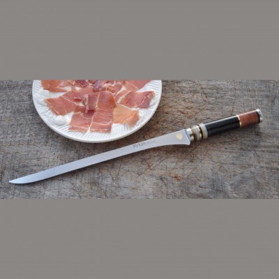 faca com cabo preto e madeira ao lado de prato com presunto