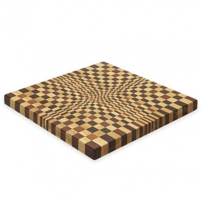 Tábua quadrada de madeira com padrão quadriculado em tons claros e escuros