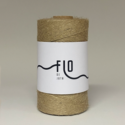 Rolo de fio de juta com etiqueta branca e texto preto