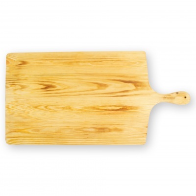 tábua de corte de madeira clara com pega e furo de pendurar