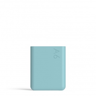 Power bank portátil azul claro com inscrição A6