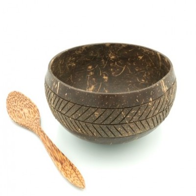 Taça e colher de madeira de coco com padrão natural visível