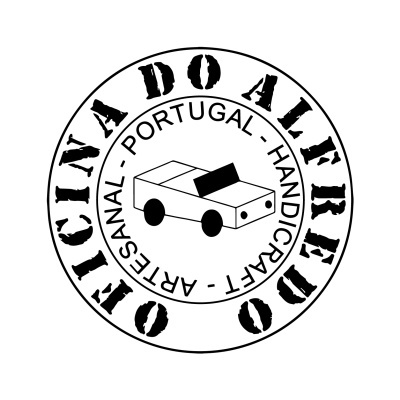 Logótipo circular preto e branco com texto e desenho de carro de brinquedo