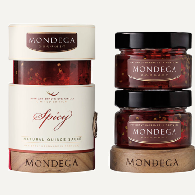 Frascos de vidro com molho natural de marmelo picante da marca MONDEGA