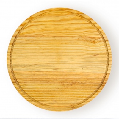 Prato redondo de madeira com sulco circular.