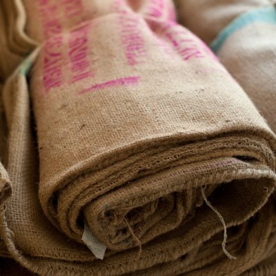 Sacos de embalagem de juta reciclada com texto vermelho e fita azul