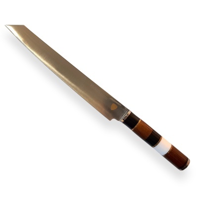 Faca japonesa com lâmina de aço inoxidável e cabo em madeira castanha, preta e branca.