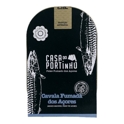 Embalagem preta com texto e ilustrações de cavalas fumadas dos Açores