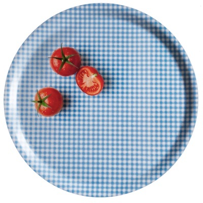 Prato redondo azul e branco com três tomates vermelhos