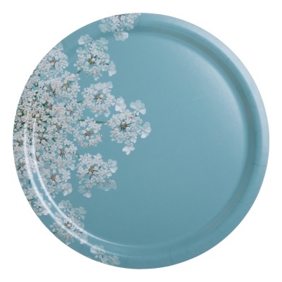Prato redondo azul claro com flores brancas