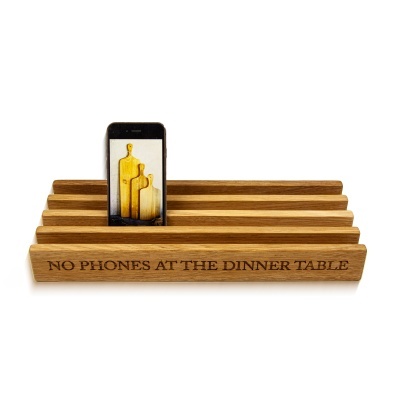 Suporte em madeira com inscrição para não usar telemóveis à mesa