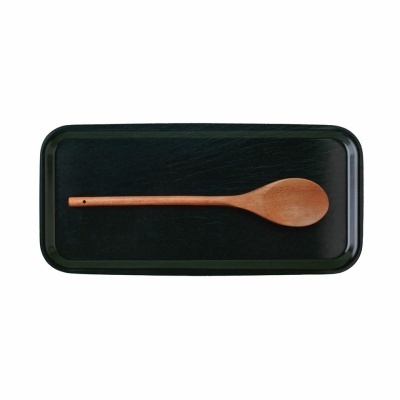 Colher de pau sobre tabuleiro preto