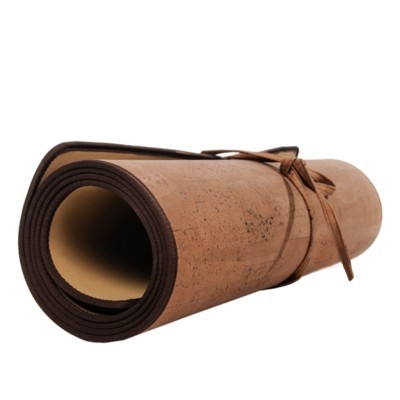 Tapete enrolado em cortiça castanha com bordas em tecido castanho escuro