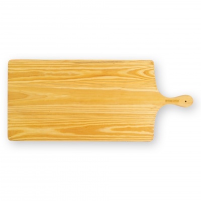 Tabua de cortar em madeira clara com pega alongada e orifício para pendurar
