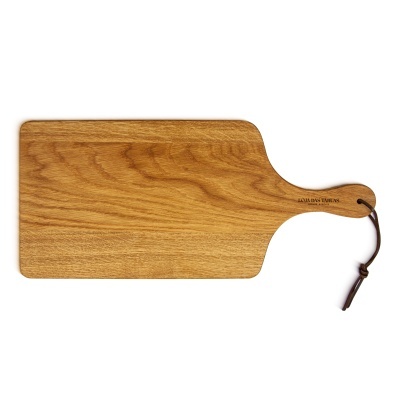 Tábua de madeira clara retangular com cabo e cordão de couro.