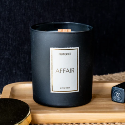 Vela perfumada preta com etiqueta MEMORICE AFFAIR COMPORTA